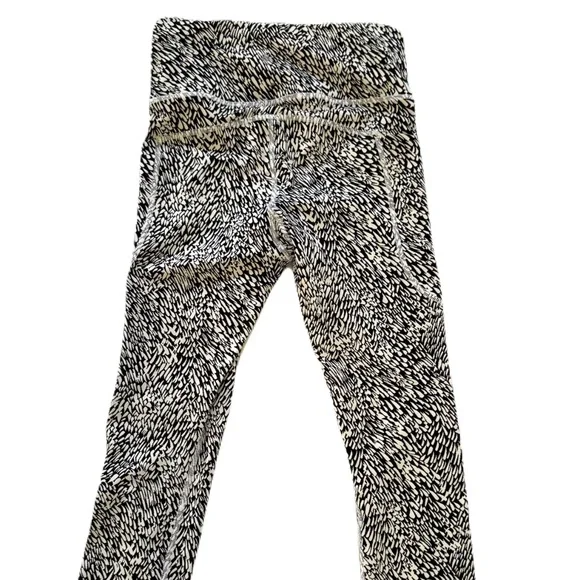 Athleta Ultimate Stash Textured 7/8 tight - Picture 5 of 8